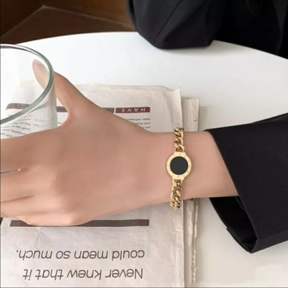 #22 Reversible Roman Numeral 18k Gold Plated Cuban Chain Shell Bracelet - Picture 7 of 10